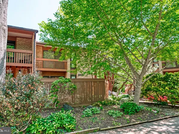 2013 Lakewinds Dr, Reston, VA 20191