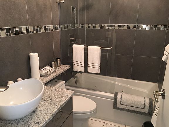 3rd image of 5471 S Hyde Park Blvd APT 11A