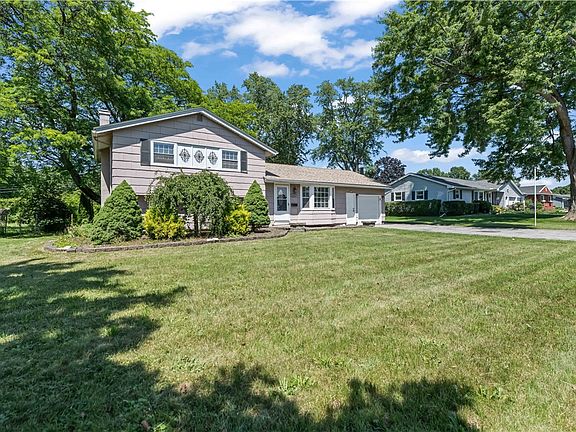 2nd image of 412 Wildwood Dr