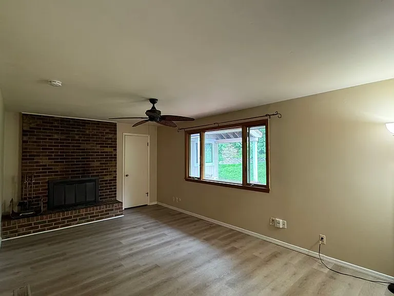 5949 Hollyhill Ct — Photo 5
