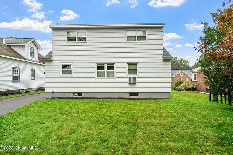 3rd image of 1128 Lexington Avenue