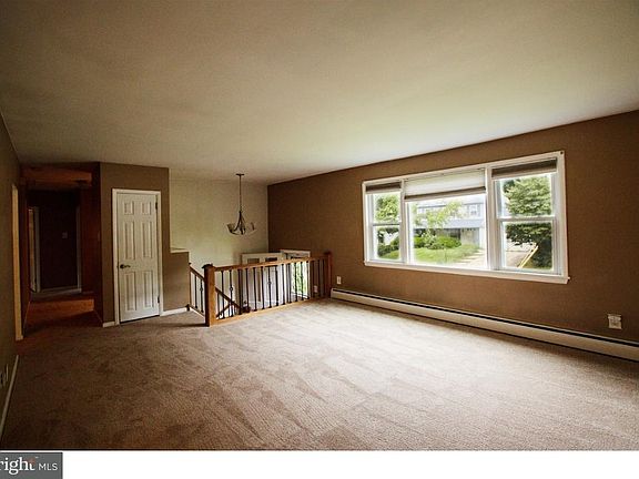 5th image of 418 Camelot Dr