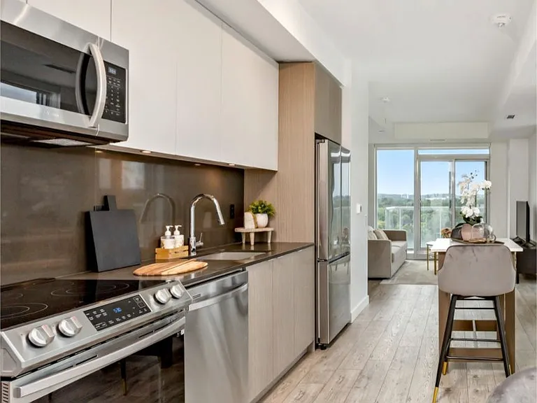 133 Bronte Rd #B0811 — Photo 3