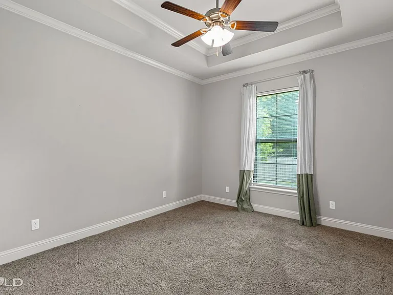 302 Oscar Cir — Photo 36