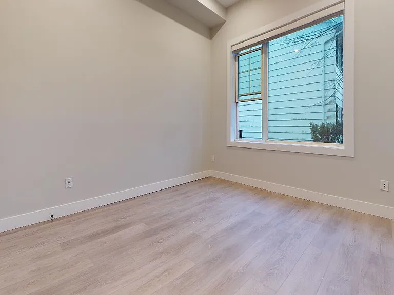 5726 Inglis St — Photo 16