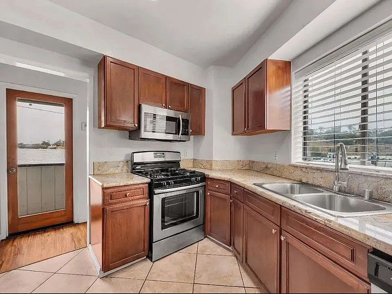 4234 Highland Glen Way — Photo 9