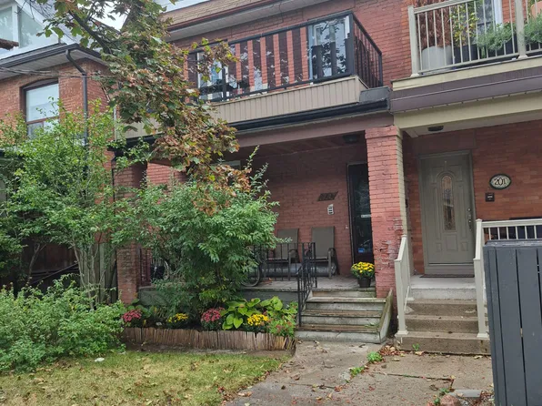 203 Fairview Ave, Toronto, ON M6P 3A6