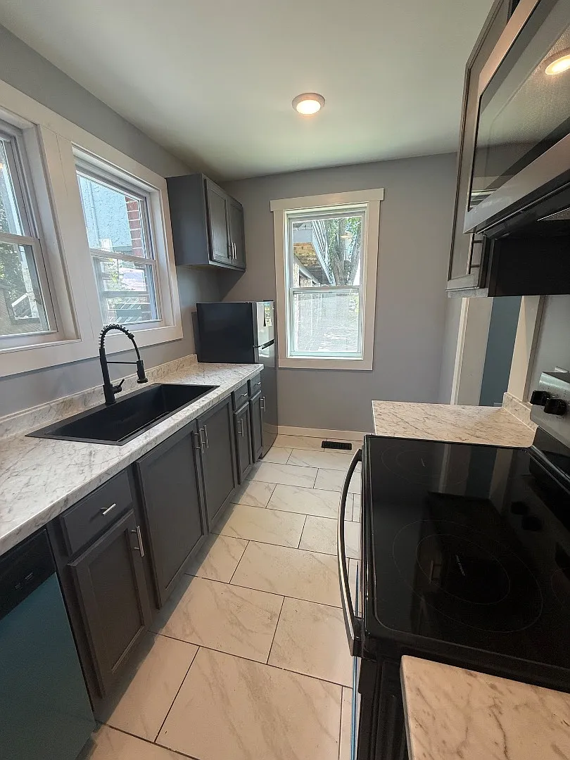 610 Cabell Dr - B — Photo 3