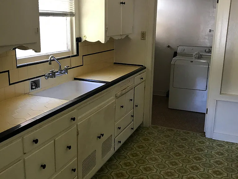 210 E Wyandotte St — Photo 10