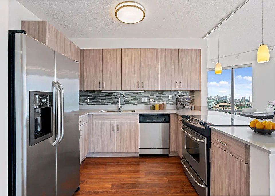 1st image of 550 N Kingsbury St #1616