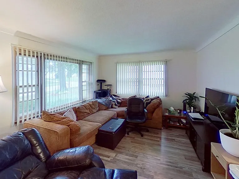 4132 39th Pl — Photo 3
