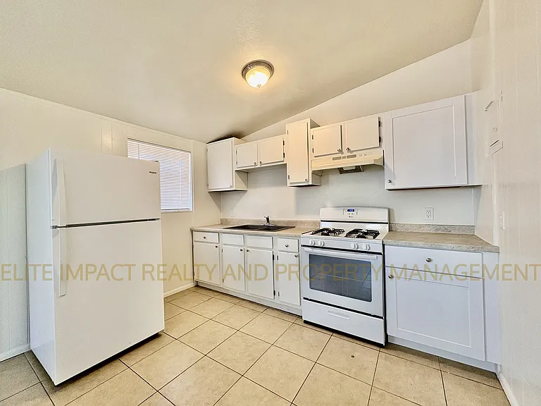 2460 N Treat Ave — Photo 5