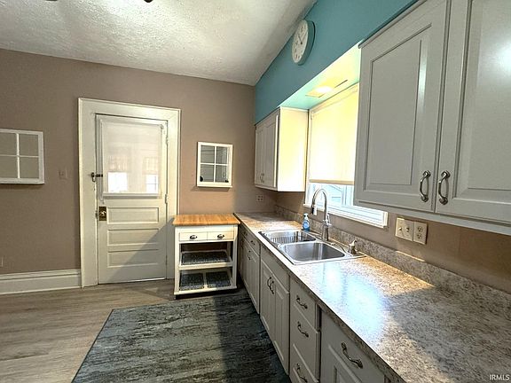 2nd image of 806 W 6th St