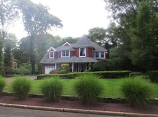 4 Carriage Ln, Setauket, NY 11733