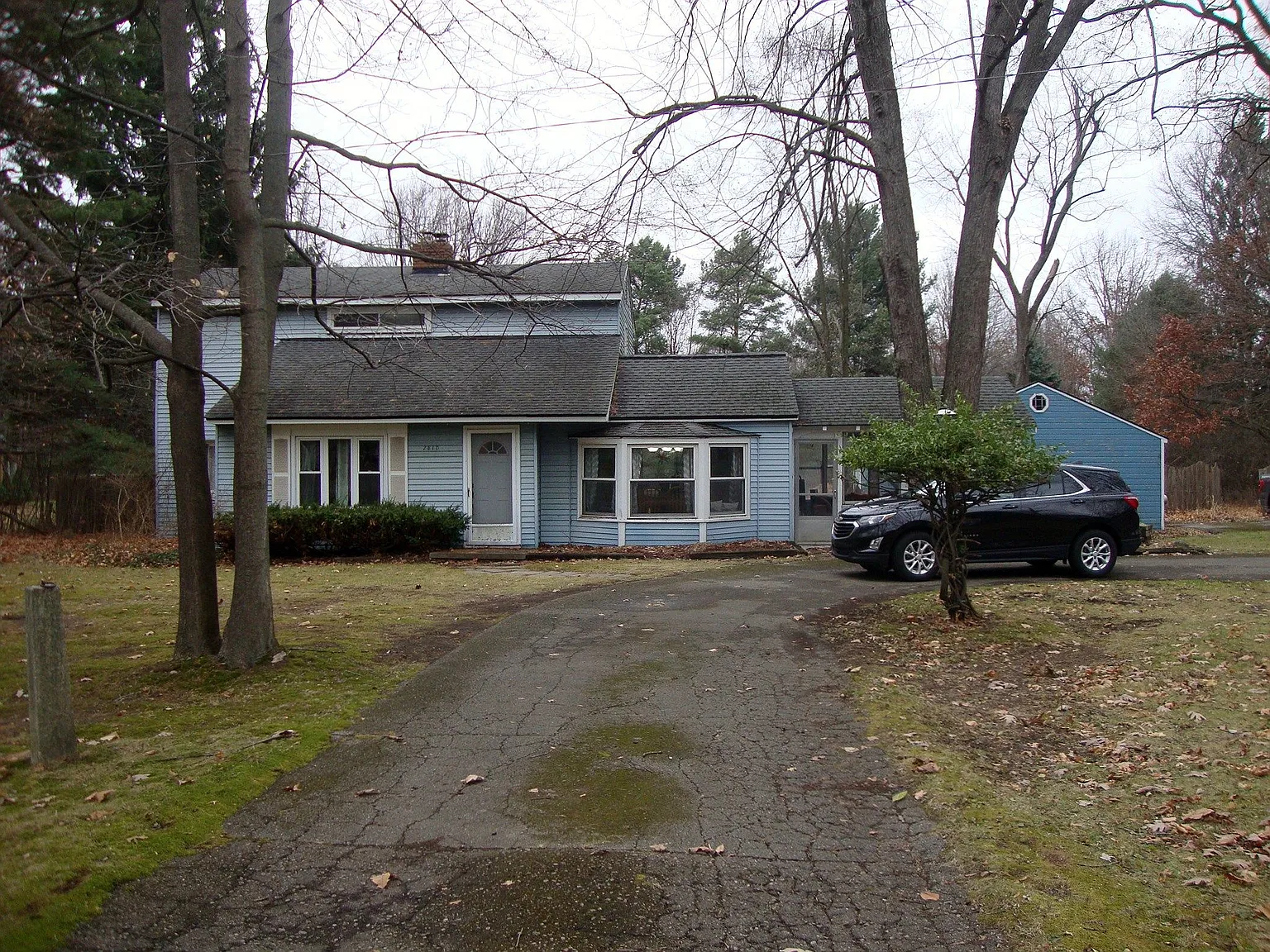2810 W Maple Rd photo 1