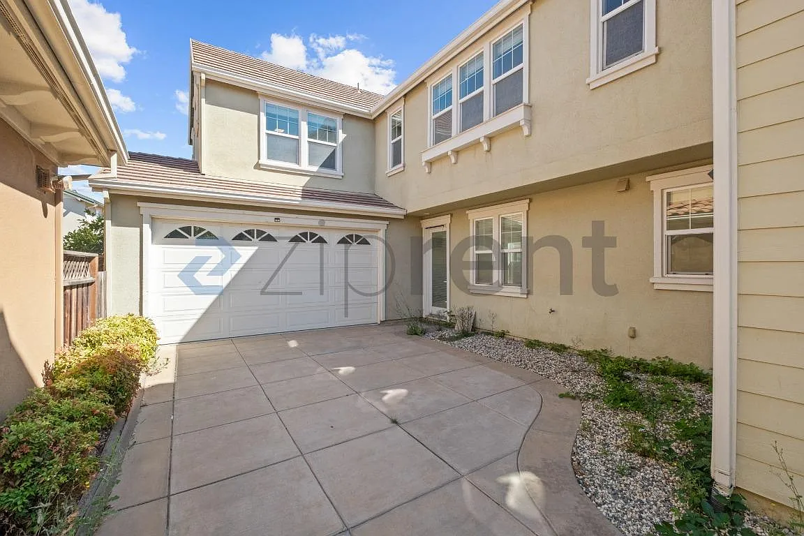 3 bed, 2.5 bath, 2220 sqft, $2,974 — Photo 3