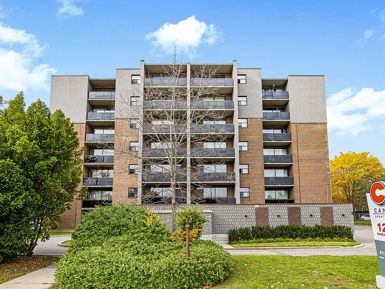 1219 Dundas St W — Photo 1
