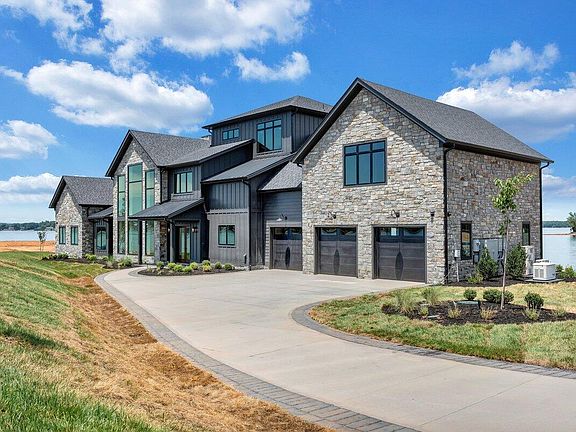 3rd image of 118 Lakeport Cir