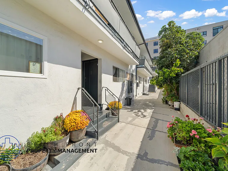 254 S Normandie Ave — Photo 17