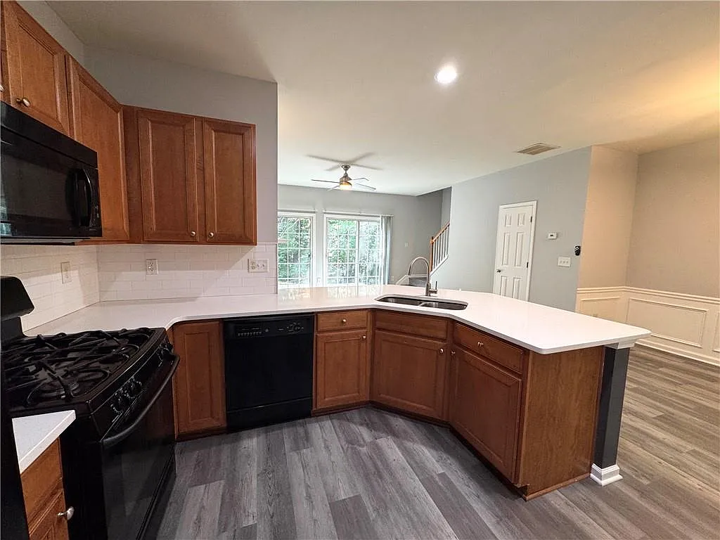 3 bed, 2.5 bath, 1416 sqft, $2,200 — Photo 4
