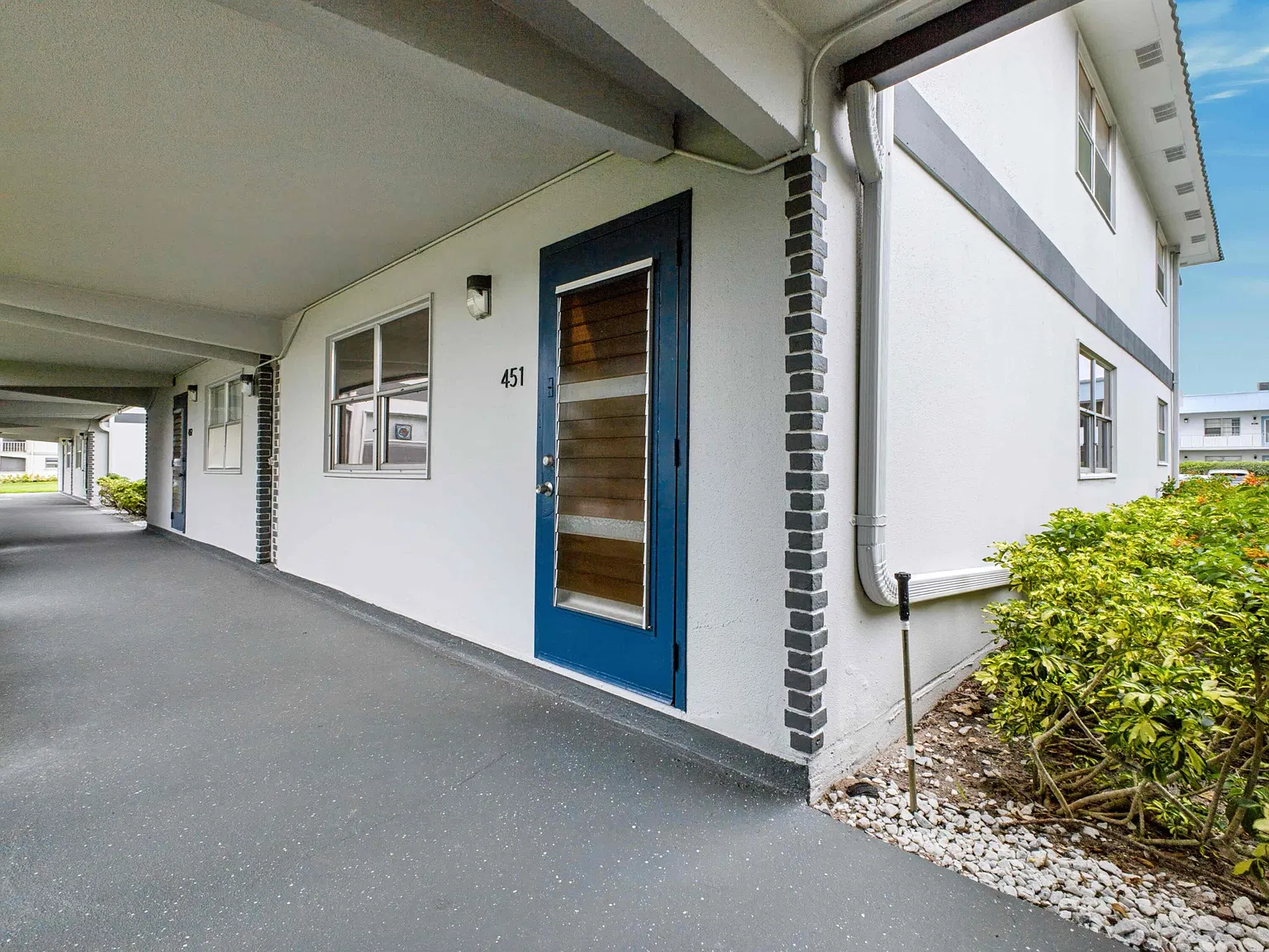 Kings Point Saxony Condos — Photo 3