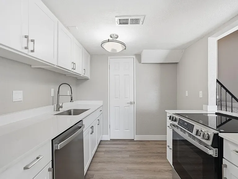 8053 N 32nd Dr — Photo 13