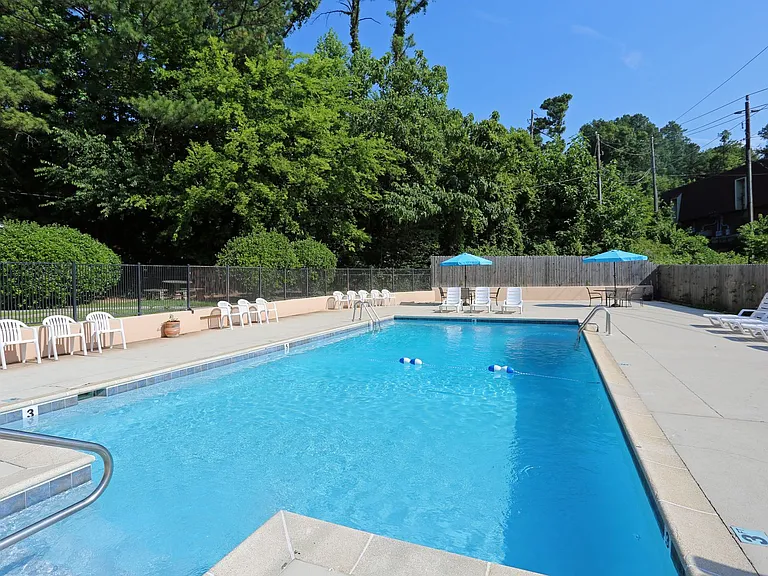 Beacon Pointe Apartments — Photo 11