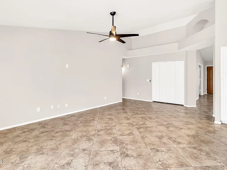 1113 E Betsy Ln — Photo 9