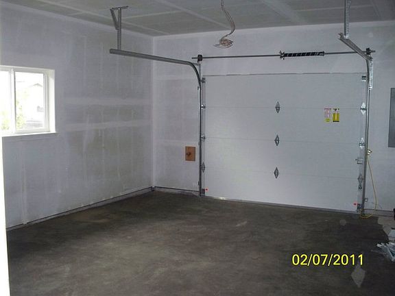 4th image of 906 Nestucca Ave