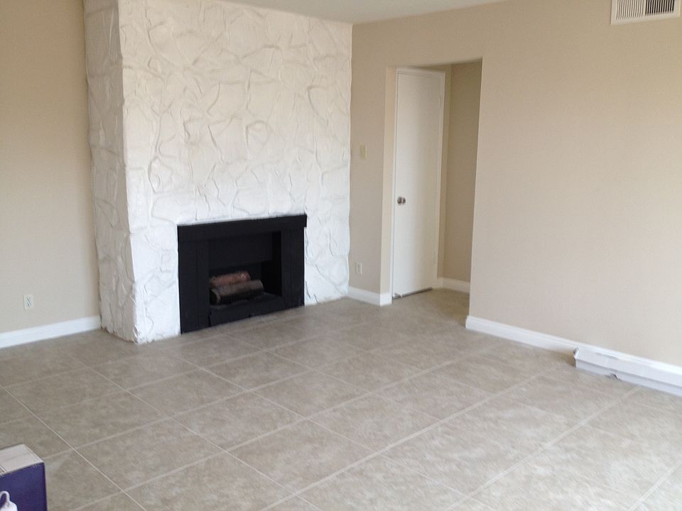 Large livingroom with fireplace