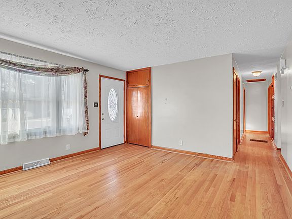 5th image of 709 Giles St