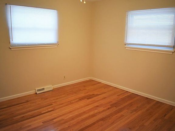 2nd image of 230 Palm Dr