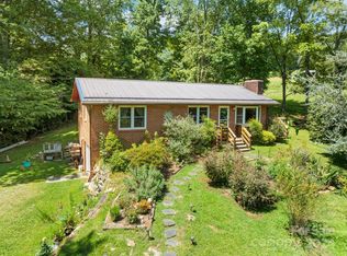 77 Hunters Ridge Dr, Mills River, NC 28759