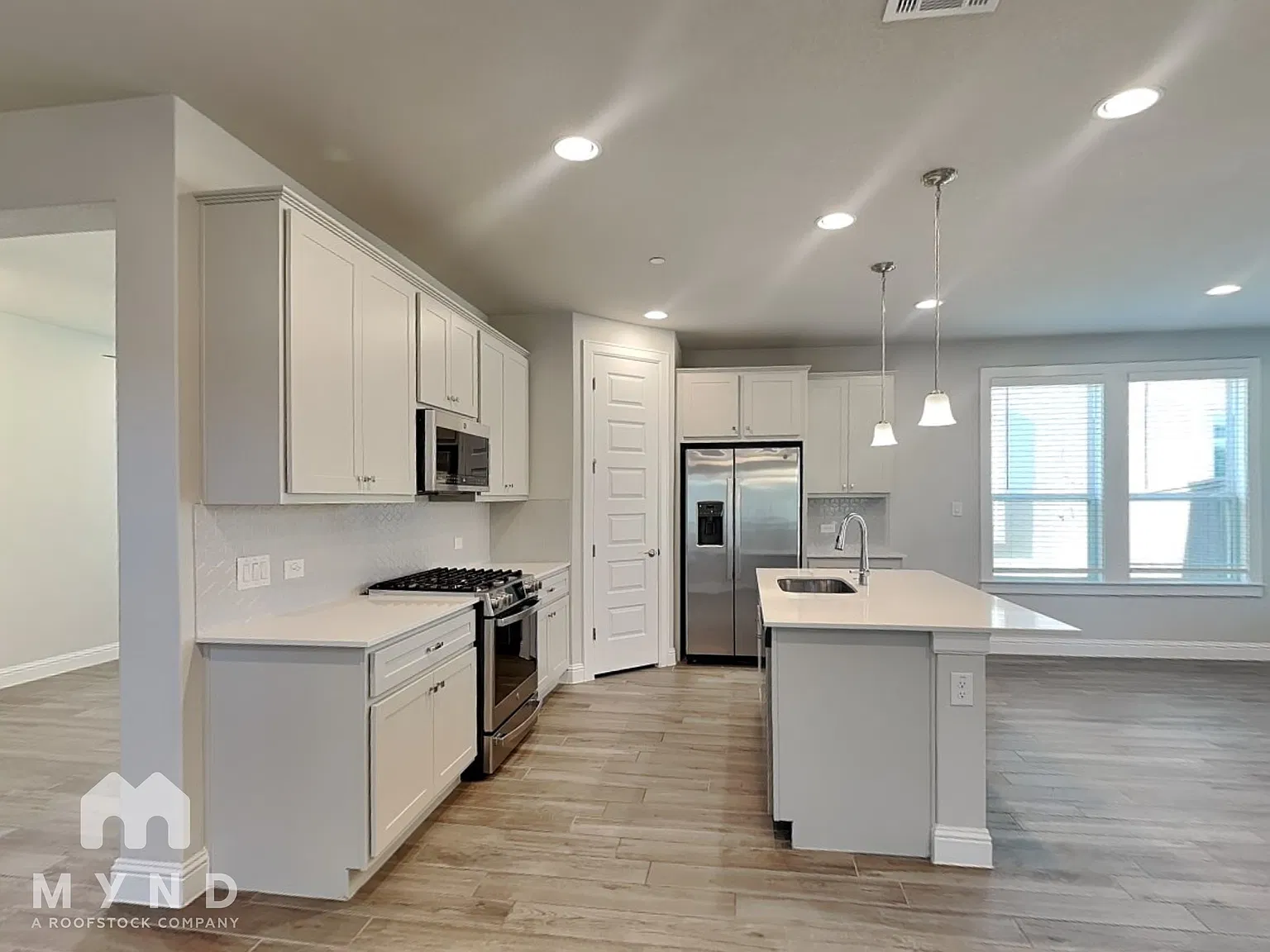 5 bed, 3.5 bath, 2702 sqft, $3,045 — Photo 2