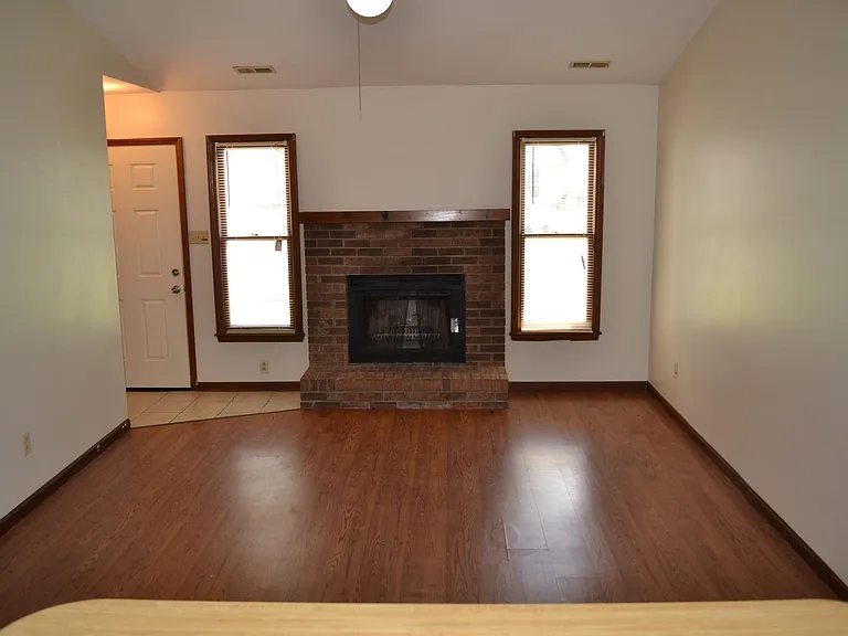 124-126 Corey Circle — Photo 7