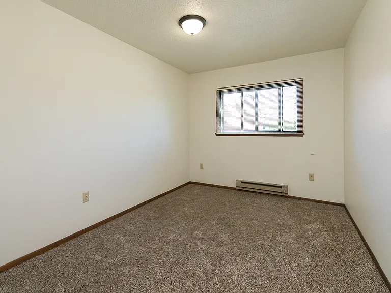 Fargo, ND Maplewood Bend Apartments | Bedroom
