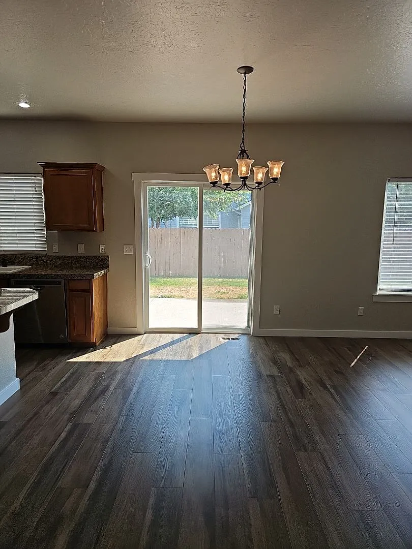 Gorgeous 4 bedroom 2.5 bath, Meridian home in Silverleaf Subdivision. Newer flooring and paint. — Photo 4