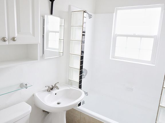 4th image of 660 S Cochran Ave #202