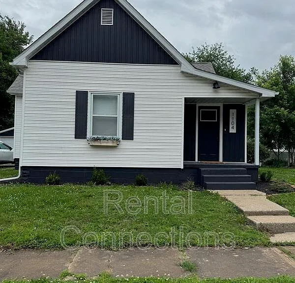 1104 W Chestnut St — Photo 1