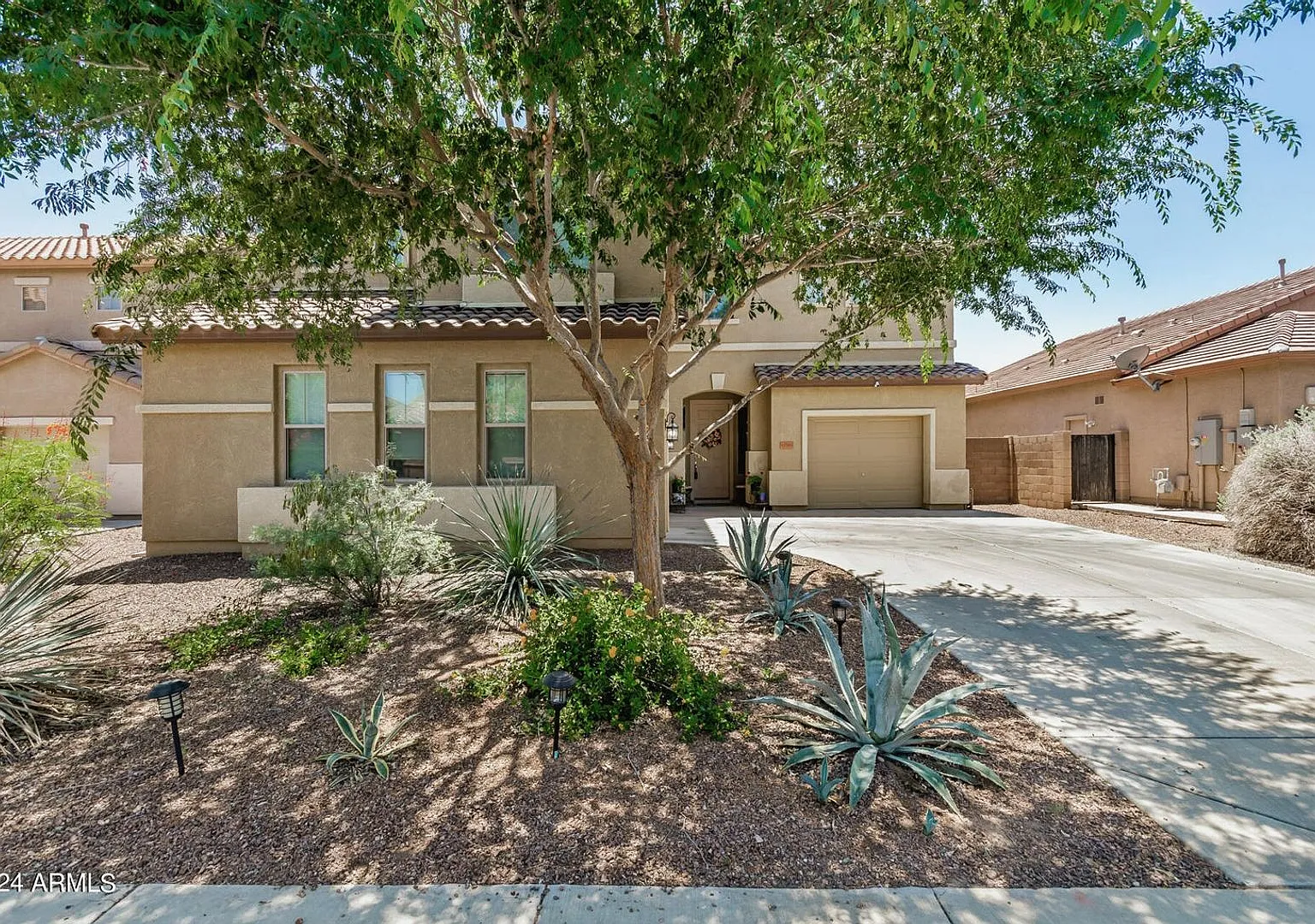Gorgeous 4 Bedroom 3 Bathroom plus Den with new AC and large backyard. — Photo 3