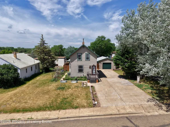 403 4th St NE, Belfield, ND 58622