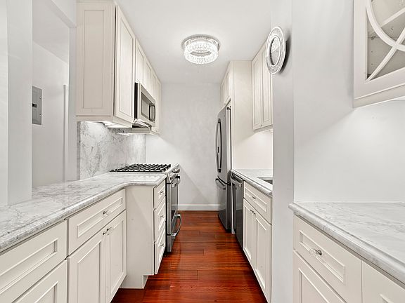 4th image of 300 E 71st St APT 10H