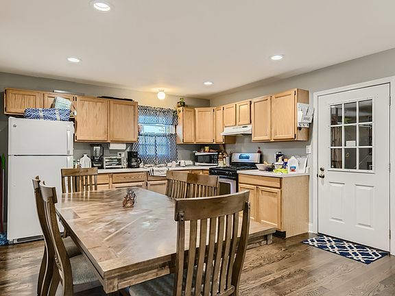 4th image of 3148 Charles St