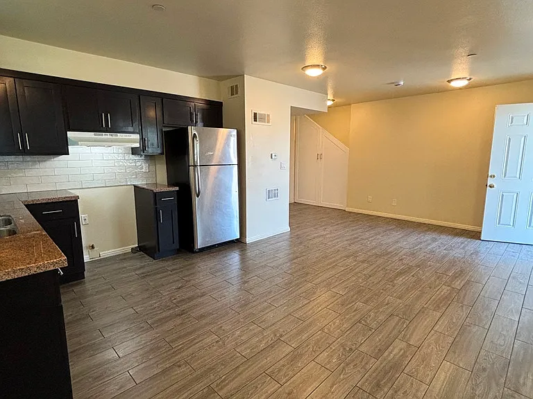 924 W 78th St — Photo 5