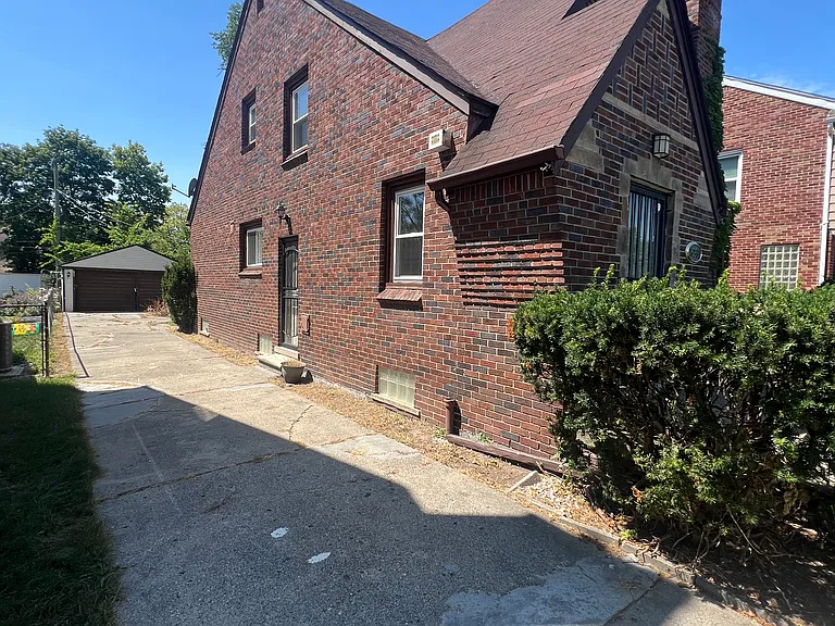 16861 Glastonbury Rd — Photo 8
