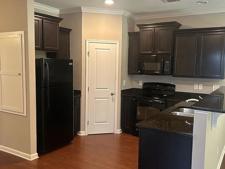 200 Rivers Edge Cir — Photo 2
