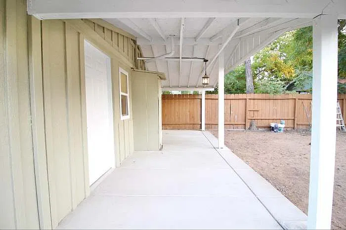 1346 N Safford Ave — Photo 2