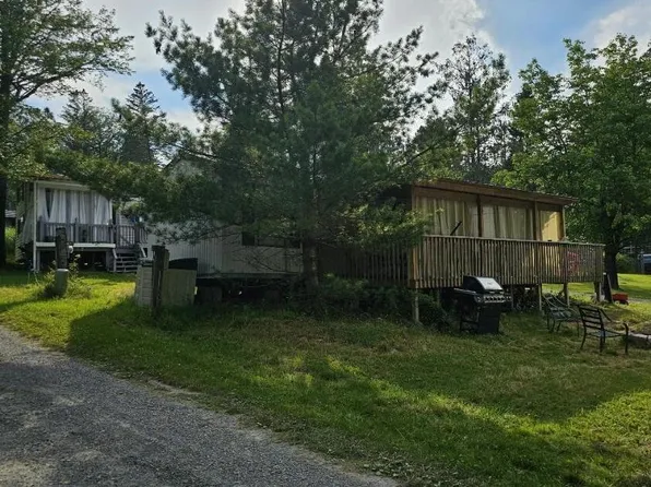 104 Bear Ln, Hawley, PA 18428