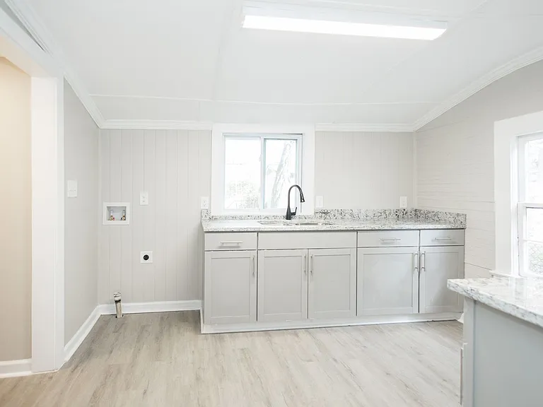 205 W Cherry St — Photo 29