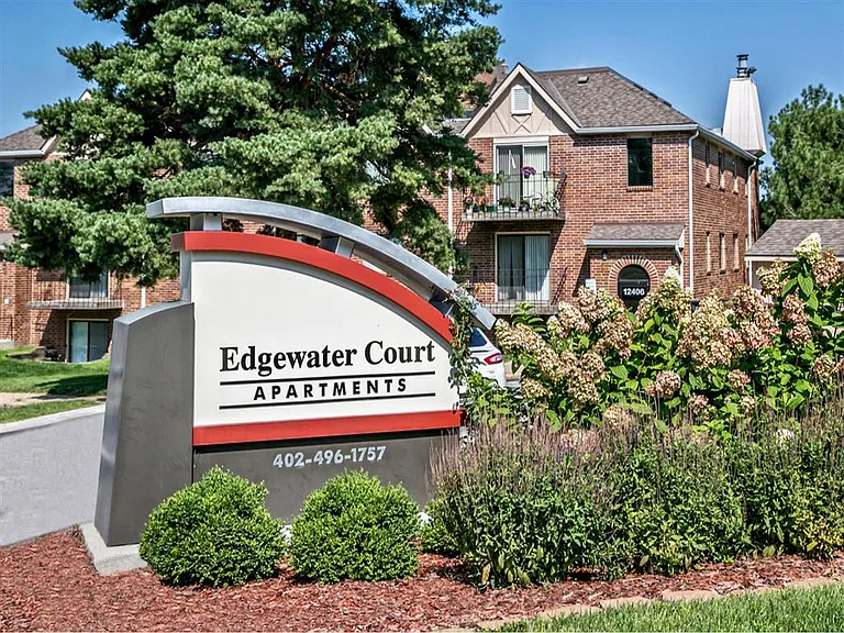 Edgewater Court Apartments — Photo 9
